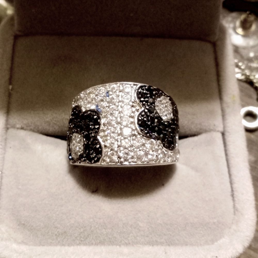 Pretty 925 Sterling Silver, Black n White Sparkly Flower Design Ring. Size 7